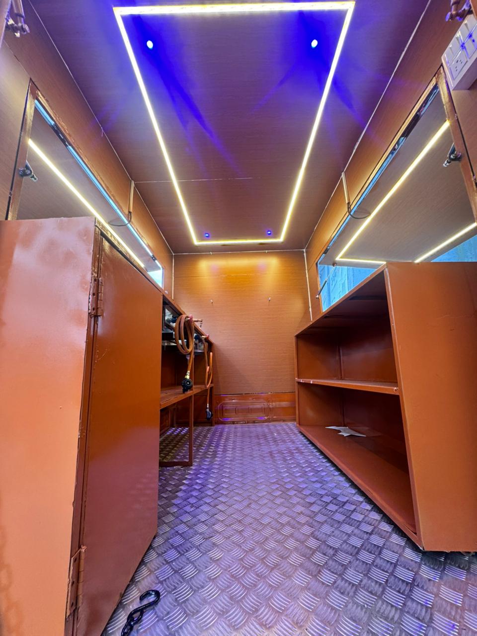 वॅन इंटीरियर 1