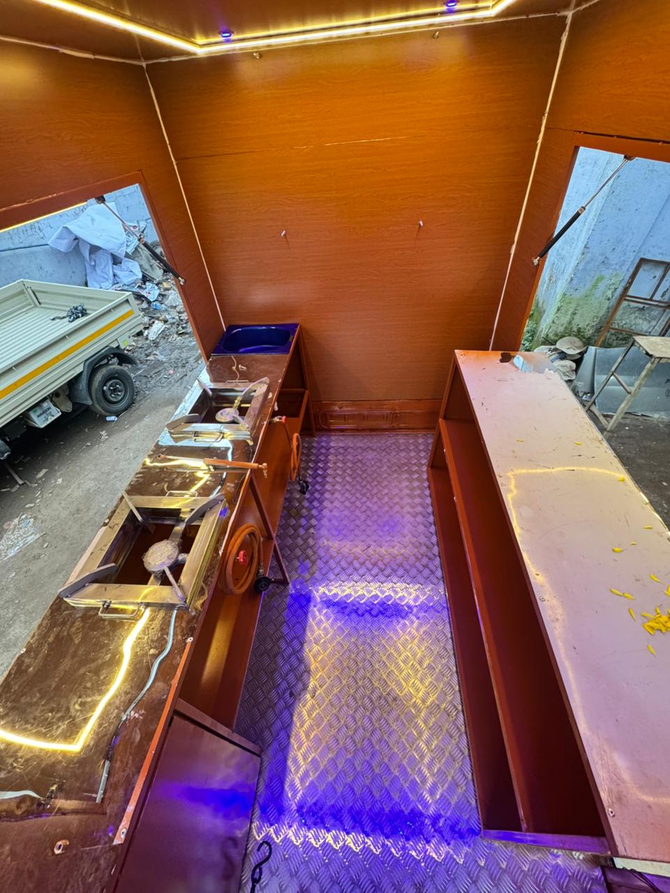 वॅन इंटीरियर 2